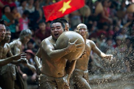 Vat Cau Nuoc, le festival traditionnel de la boue au Vietnam 